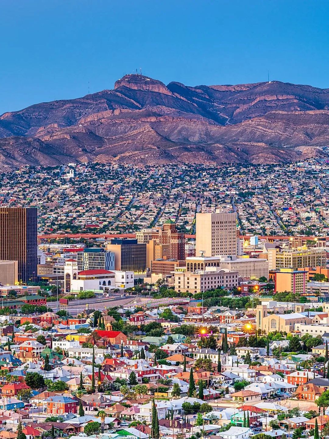 Vista de El Paso Texas con montañas Franklin