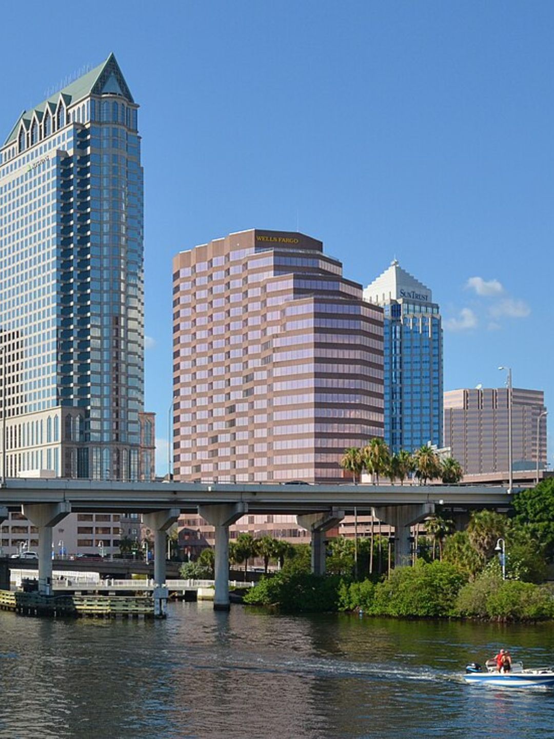 Tampa Riverwalk y skyline