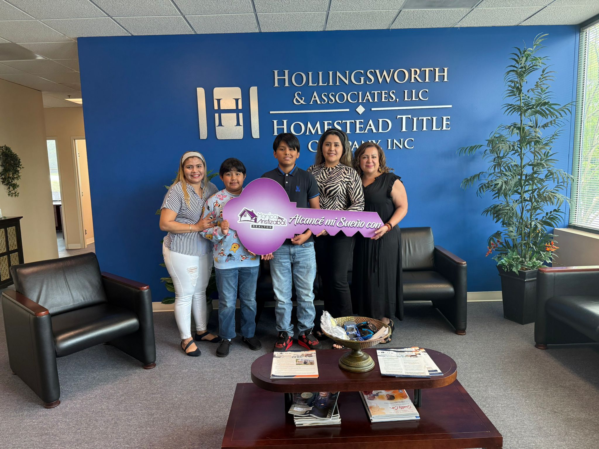 Familia hispana recibiendo las llaves de su nueva casa