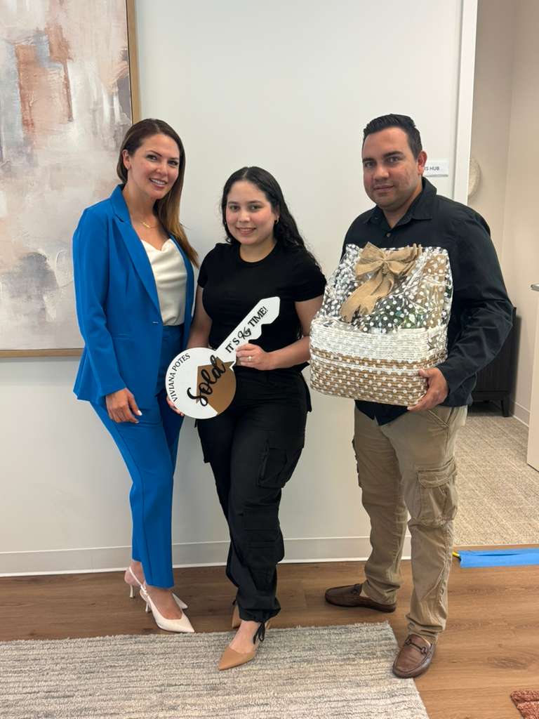 Pareja hispana en el cierre de su casa con E&E Funding
