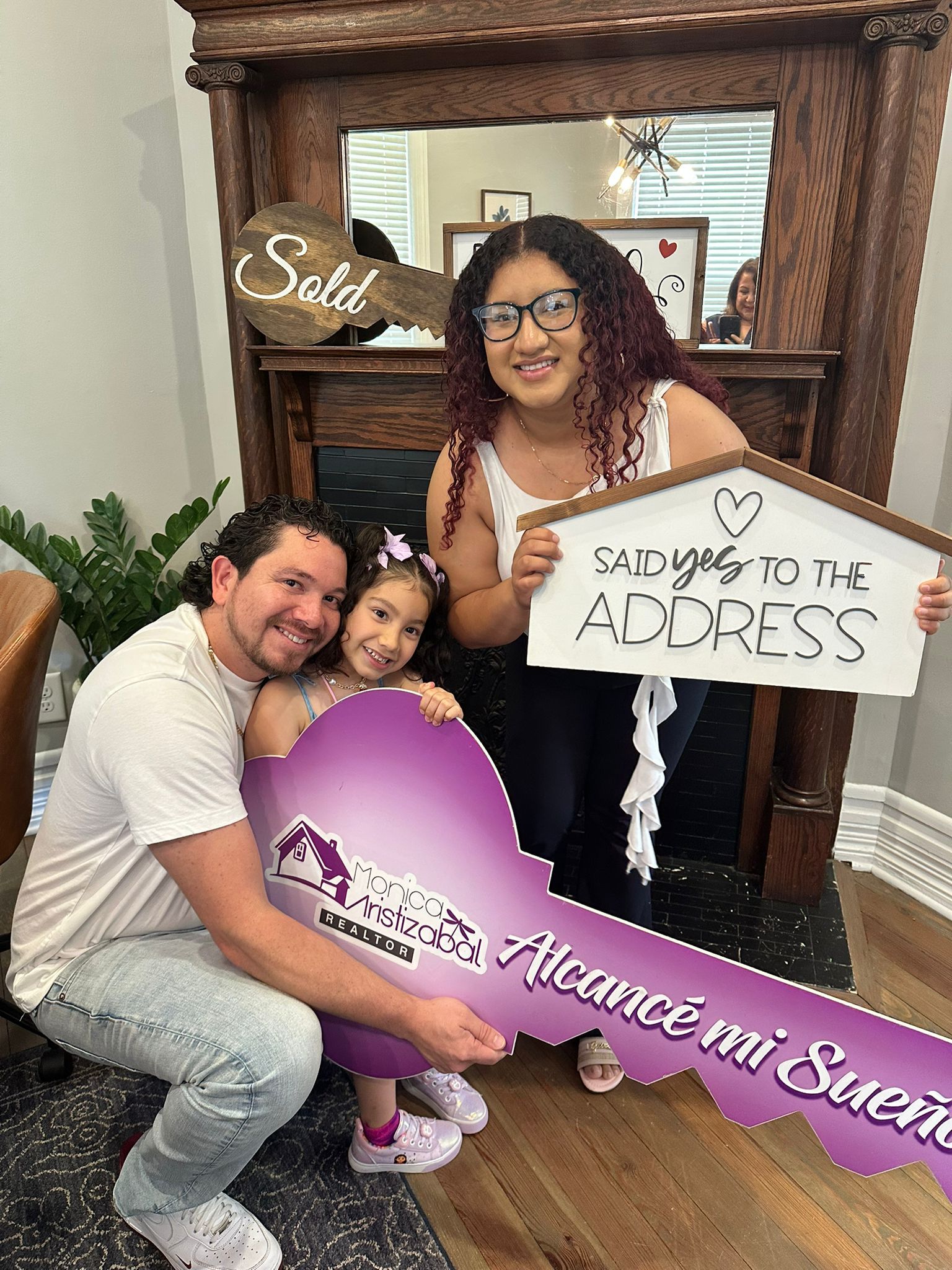 Pareja hispana celebrando en su nueva casa con préstamo FHA de E&E Funding