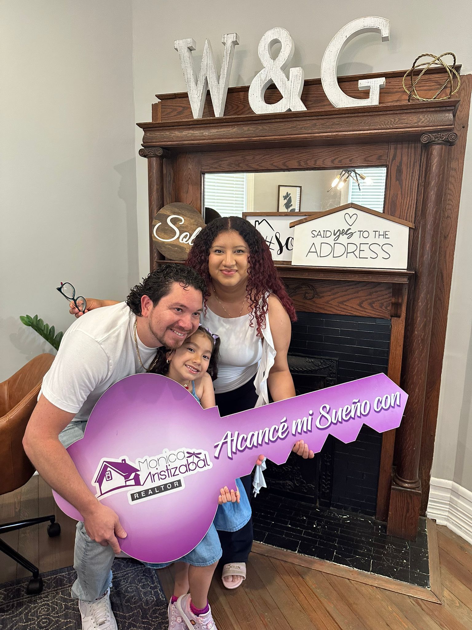 Familia hispana en su nueva casa celebrando con E&E Funding